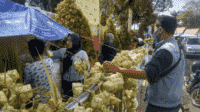 Harga urung ketupat di Pasar Manis Ciamis Rp7000