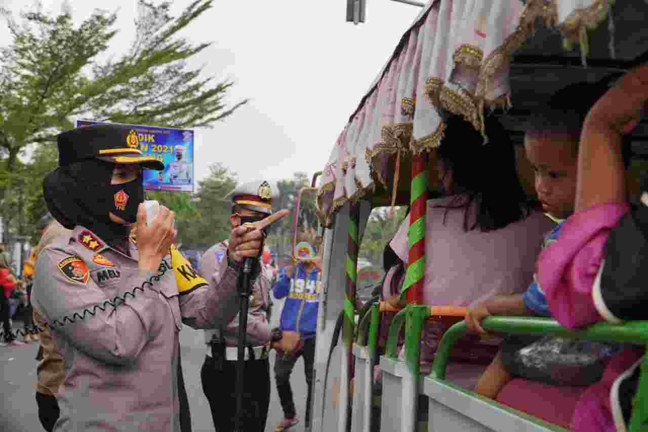 Bus odong-odong diberhentikan Kapolres Banjar Melda Yani