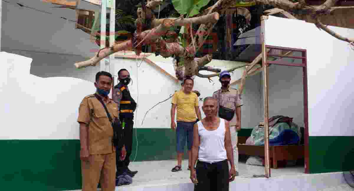 Pohon Jati Tumbang Menimpa Rumah Warga Foto:BaehakiEfendi/sakata.id