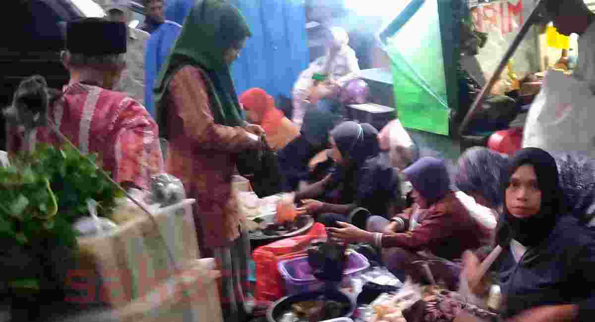 Masyarakat abai prokes di Pasar Subuh Ciamis, Kamis (1/7/2021). foto:denihamdani/sakata.id