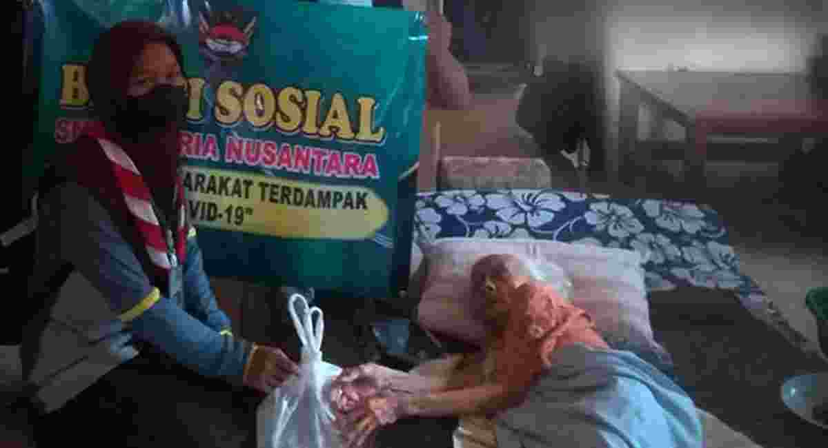 Pelajar SMA Ksatria Nusantara dalam aski kemanusiaan di tengah pandemi Covid-19.