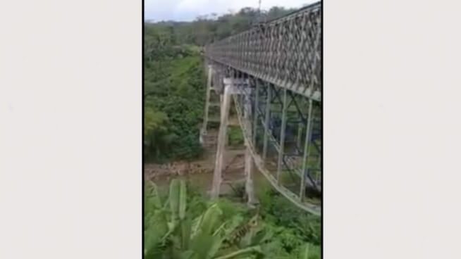 Aksi bunuh diri di jembatan Cirahong