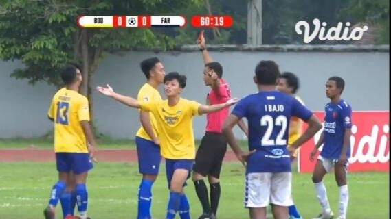 Wasit curang di laga Bandung United vs Farmel FC