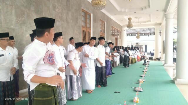 AsN Ciamis pakai sarung tenun