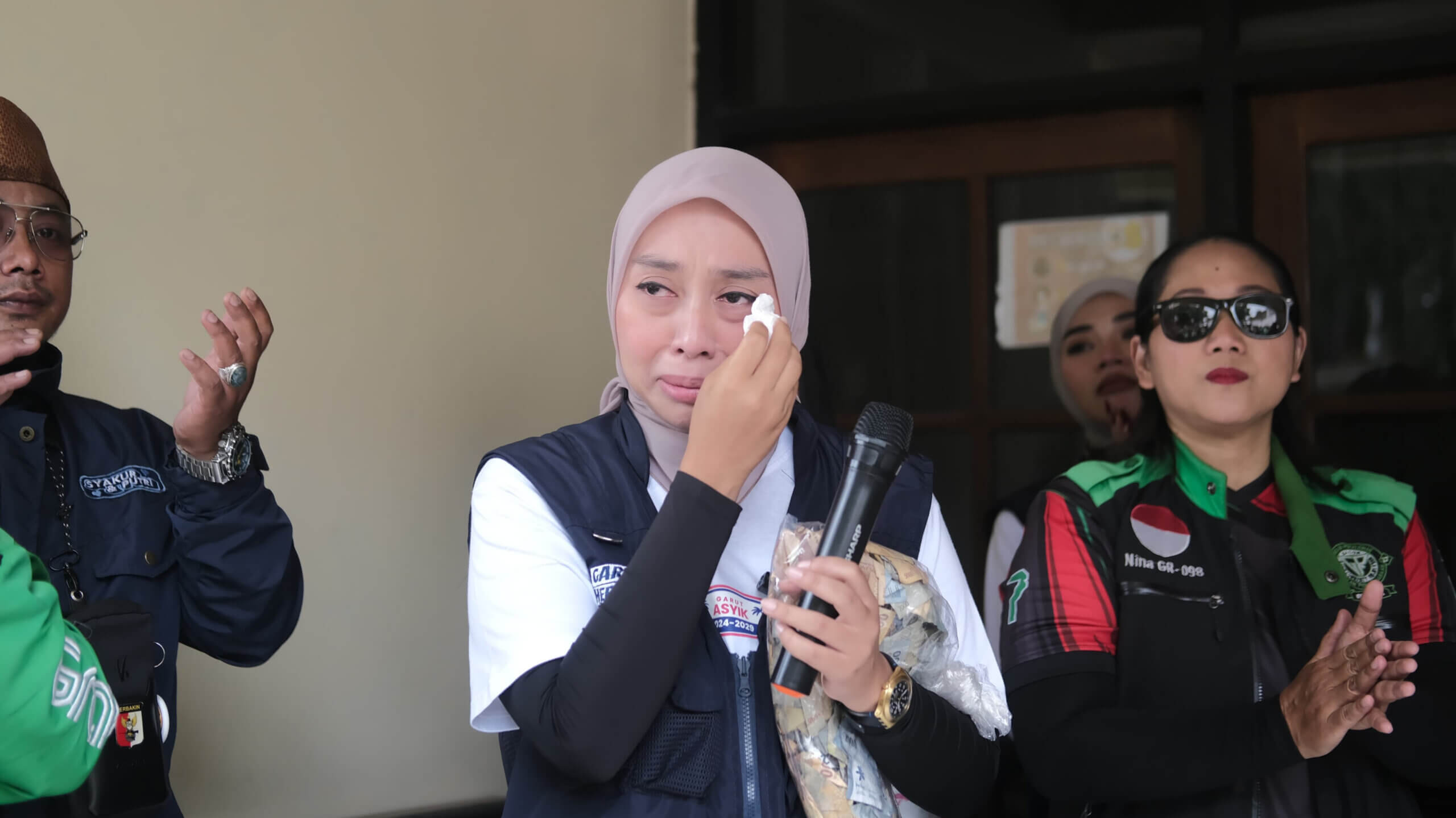 Putri Karlina Menerima Sumbangan